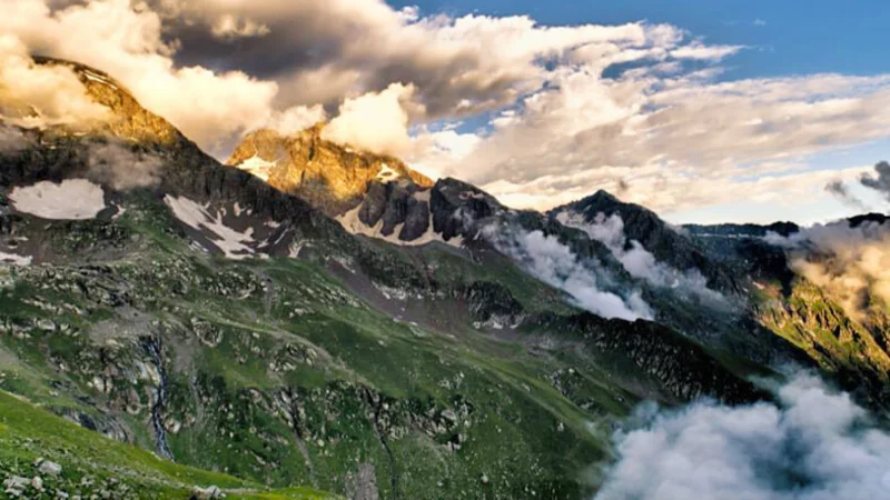 sach pass trek1